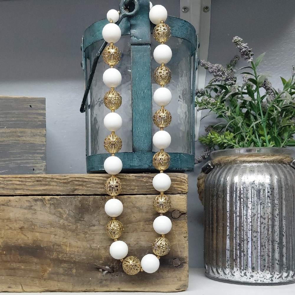 Elegant White and Gold Beaded Necklace